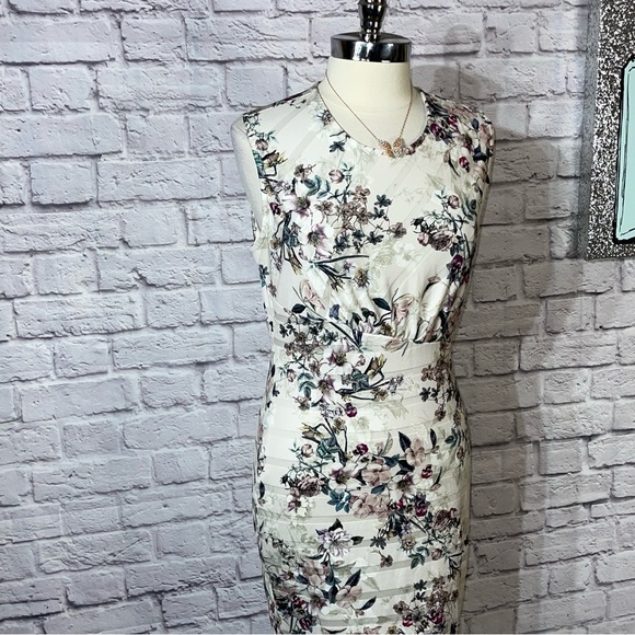 VENUS White Floral Stripe Print Stretch Sheath Dress with Keyhole Back - Picture 4 of 6